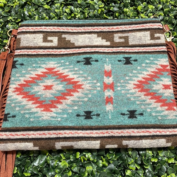 ❤️🎉SALE!! Mallorie Multicolor Aztec Fringe Crossbody Clutch Purse - Picture 4 of 6